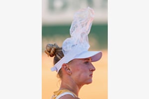 Die Schweizerin Jil Teichmann kühlt sich mit Eis den Kopf während einer Seitenwechselpause im Zweitrundenspiel des Damen-Einzels gegen die Polin Magdalena Frech am vierten Tag der French Open 2026 in Roland Garros am Mittwoch, dem 27. Mai 2026, in Paris, 