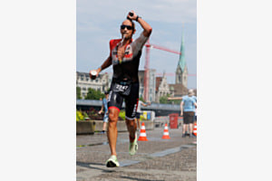 Ein Teilnehmer gießt sich beim Zürich City Triathlon 2026 Wasser über den Kopf am Sonntag, dem 28. Juni 2026, in Zürich, Schweiz