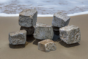 Römische Mosaiksteine am Strand