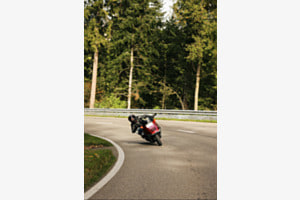 Sportliche Haltung auf gemütlichem Motorrad Sportliche Haltung auf gemütlichem Motorrad