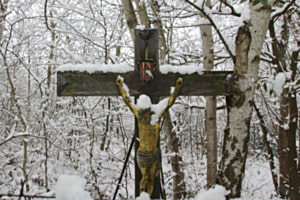 Kreuz im Schneekleid