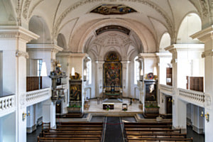 Stille in der Kirche
