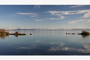 Ruhiges Wasser, Schnee und Eis, Wölkchen