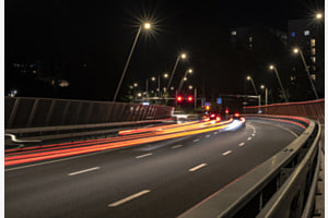 Lichtspurren im Abendverkehr Lichtspurren im Abendverkehr