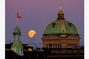Schweizer Mondaufgang (mit Finsteraarhorn und Bundeshaus)