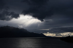 die letzten Sonnenstrahlen: Genfersee bei Montreux