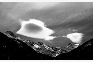  Lenticulariswolke über den Tessiner Bergen