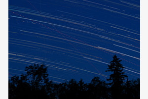 Willkommene Abkühlung in der Nacht mit Sternspuren Willkommene Abkühlung in der Nacht mit Sternspuren