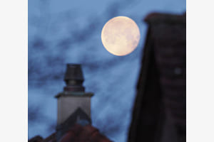 Vollmond über den Dächern