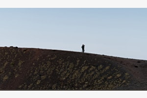 Wanderer auf dem Grat eines Vulkankraters am Ätna