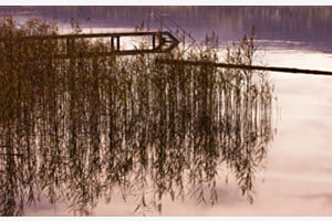 SPIEGELUNG IN DER DÄMMERUNG