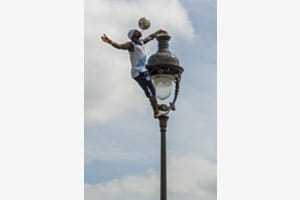 Akrobatik an einer Strassenlampe