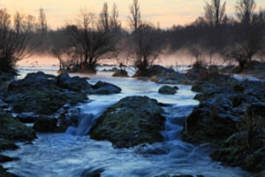 blaue Stunde: Rheinschwellen bei Istein