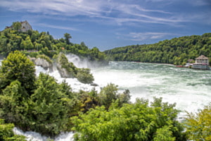 Der Rheinfall mit viel Wasser