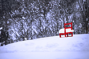 roter stuhl in der winterruhe roter stuhl in der winterruhe