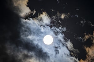 Unsere Sonne mit Wolken durch einen Sonnenfilter