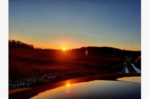 Sonnenuntergang auf der Motorhaube