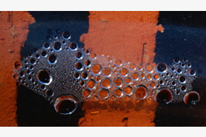 Wasserfilm mit Luftblasen