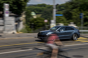 Kreuzende Fortbewegung Velo-Auto