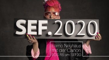 Remo Neuhaus mit der Canon EOS R5 am Swiss Economic Forum