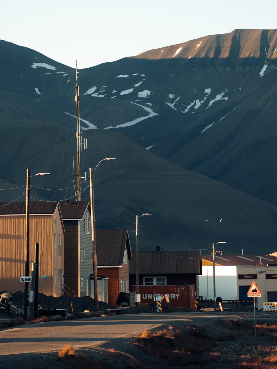 Longyearbyen in der Mitternachtssonne