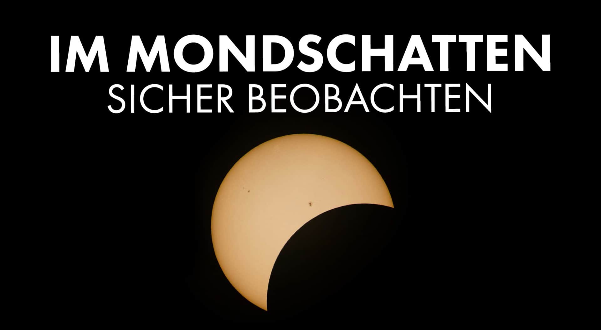 Partielle Sonnenfinsternis vor dunklem Hintergrund